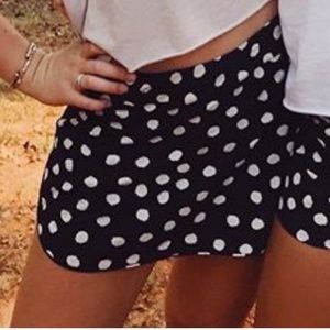 ISO Outdoor voices polkadot skort !!
